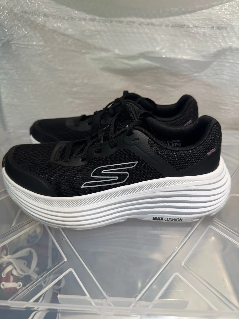Skechers Max Cushion Sneakers Women’s 7.5 Black White Walking Running Shoes 1294